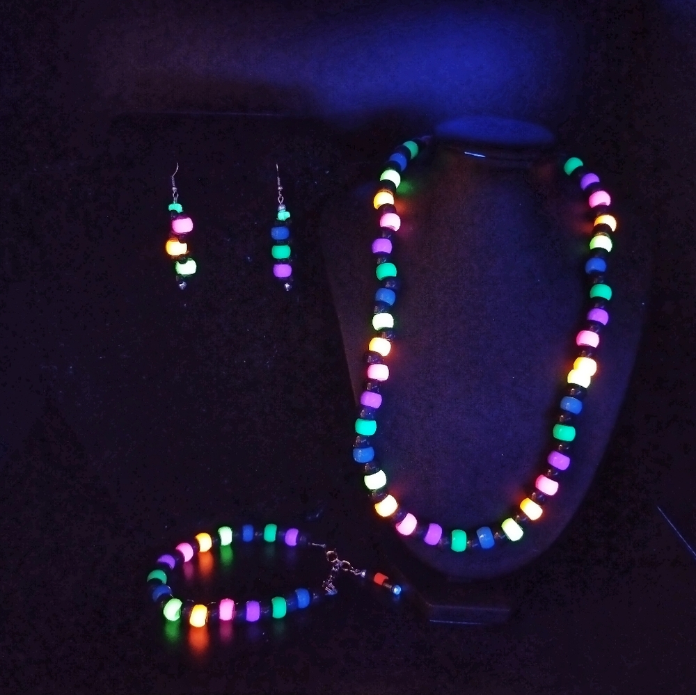 GLOW NECKLACE - Picture 6 of 16
